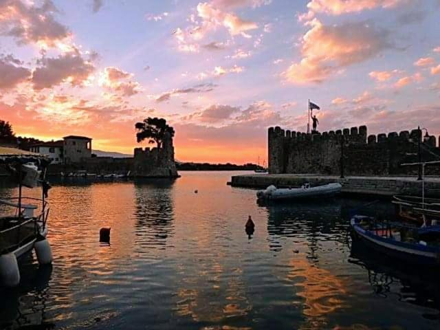Πέτρινο Στη Θάλασσα Apartment Nafpaktos Bagian luar foto
