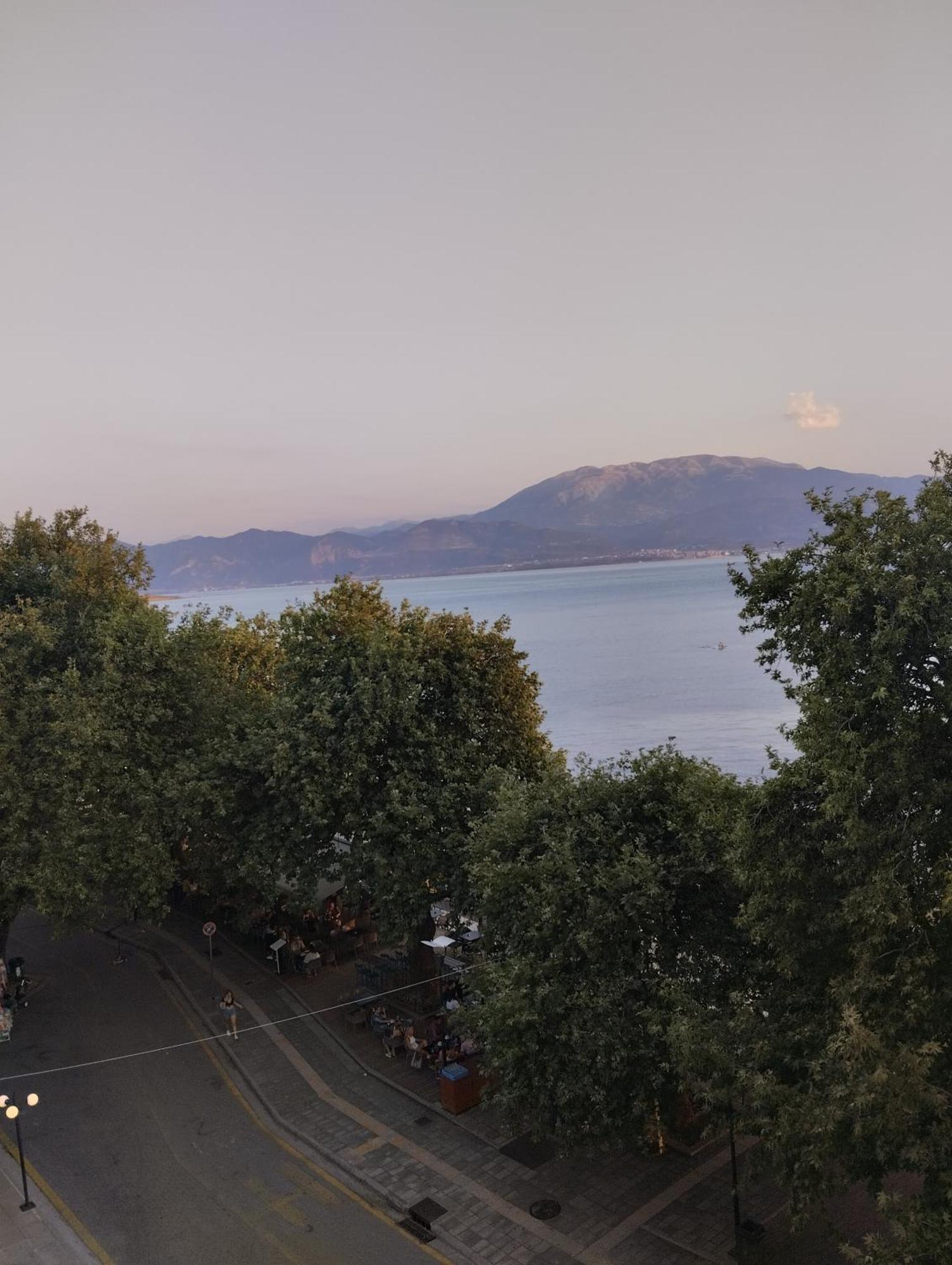 Πέτρινο Στη Θάλασσα Apartment Nafpaktos Bagian luar foto